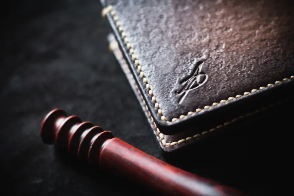 Ročno izdelana usnjena denarnica AP Leather s sedlarskim šivom in vtisnjenim znakom.